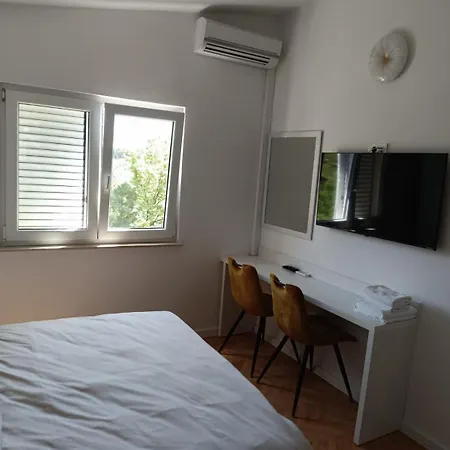Diana Rooms And Apartments Starigrad Paklenica Exterior photo