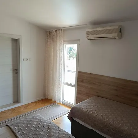 Diana Rooms And Apartments Starigrad Paklenica Exterior photo